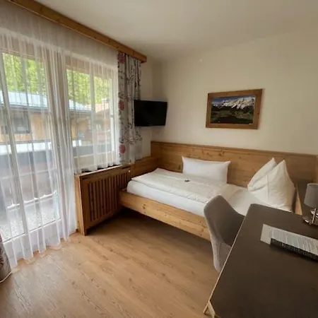 ゲストハウス Alpenperle 3*